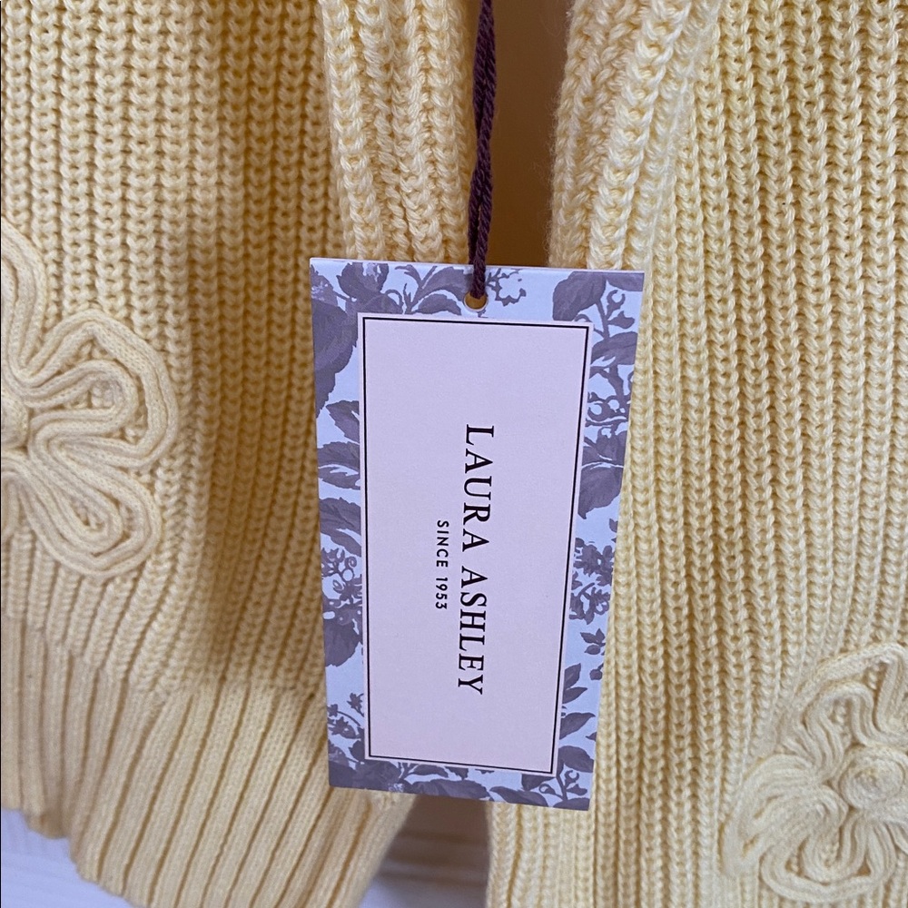 Laura Ashley women’s pale yellow crew neck sweater - Picture 4 of 6